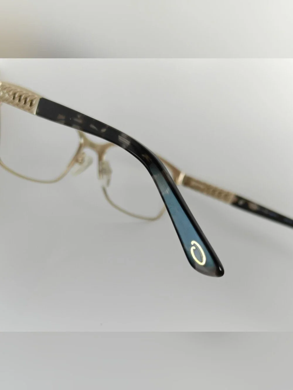 Oscar De La Renta. Women's Matte Black and Gold Semi-Rim Cat-Eye Glasses.